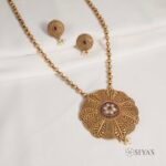 Intricated design pendant chain